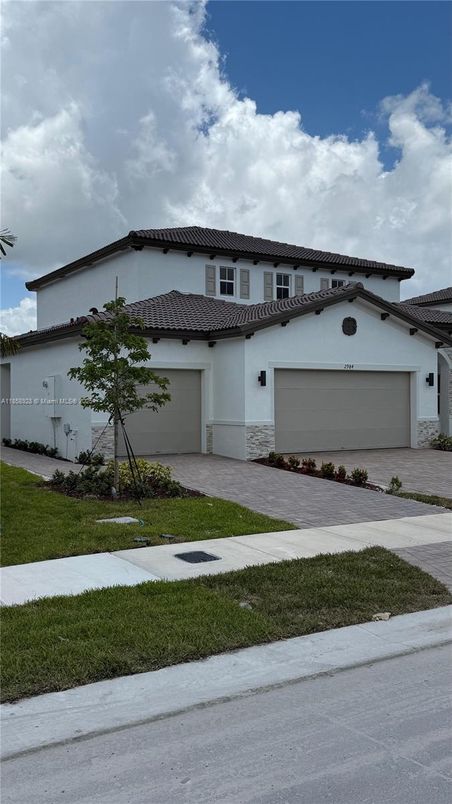Attached, Exterior, Facade, Mediterranean