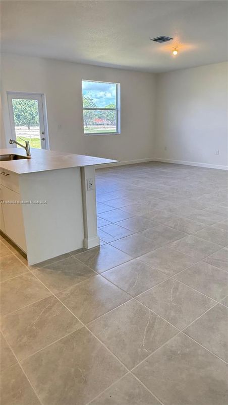 Empty room, Interior