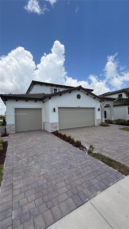 Attached, Exterior, Facade, Mediterranean