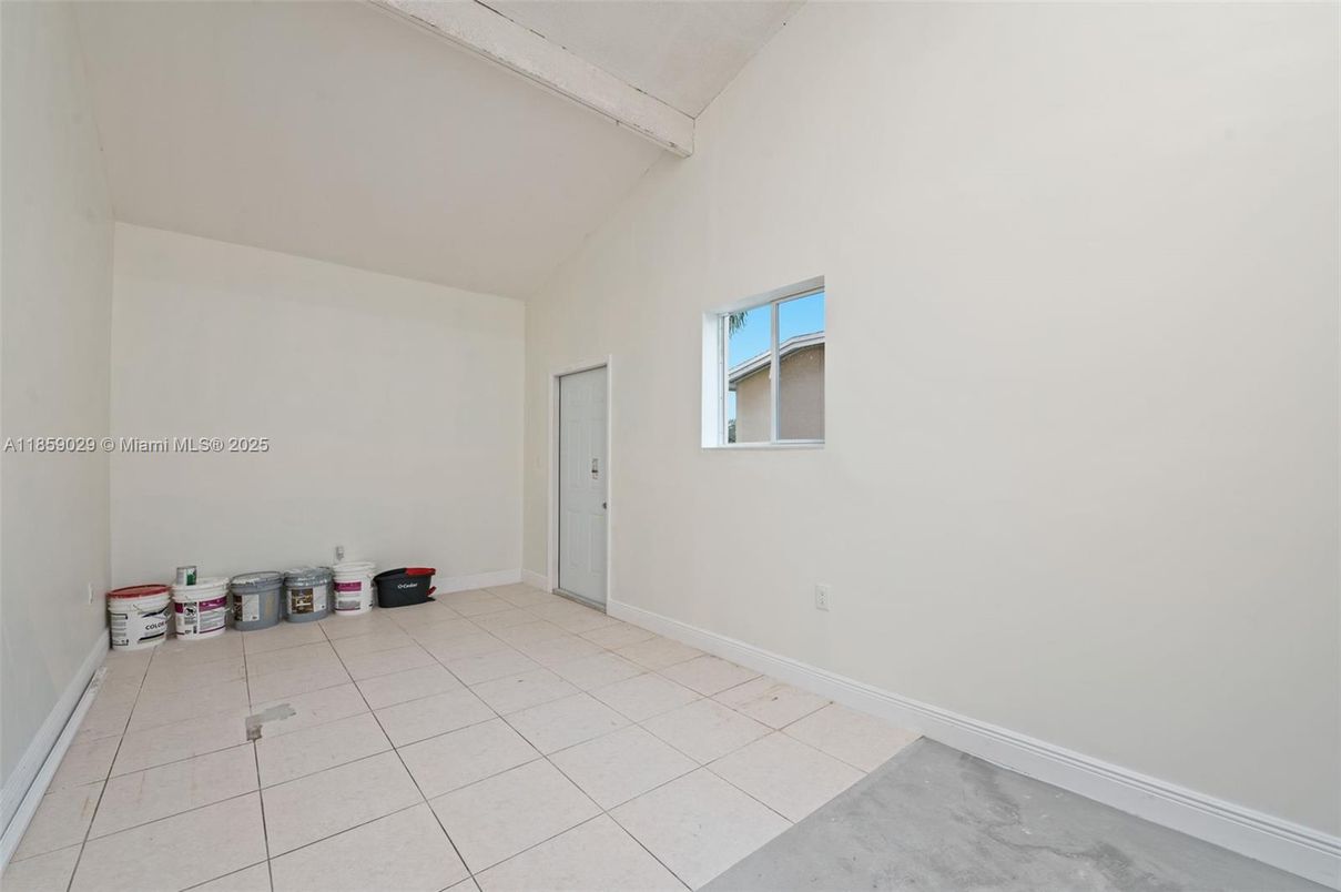 Empty room, Interior