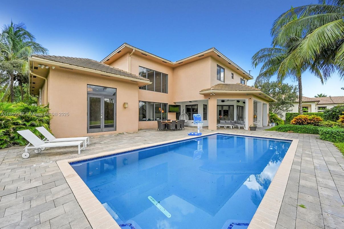 Exterior, Pool