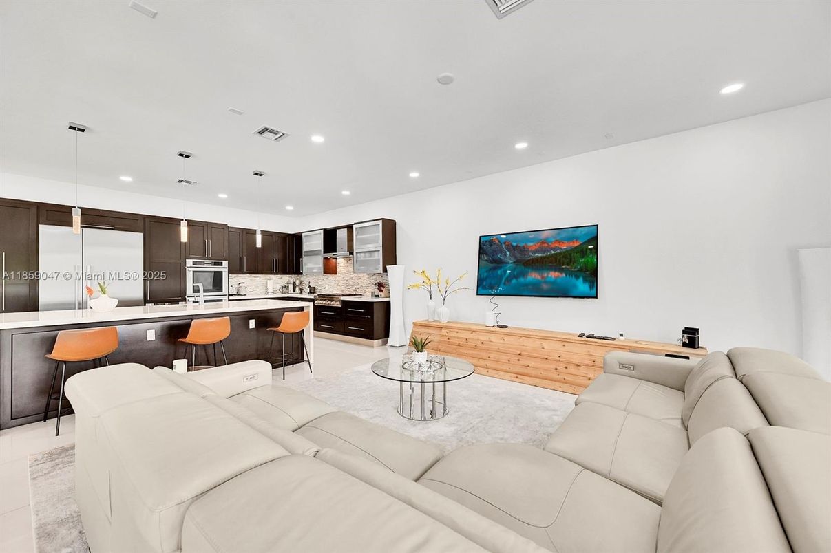 Dining room, Interior, Kitchen, Living room, Pendant Lights, Recessed Lighting, Stainless Steel Appliances