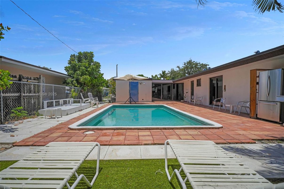 Exterior, Pool