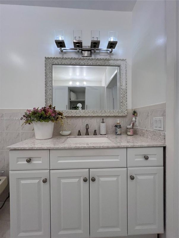 Bathroom, Dual Sink Vanities, Interior