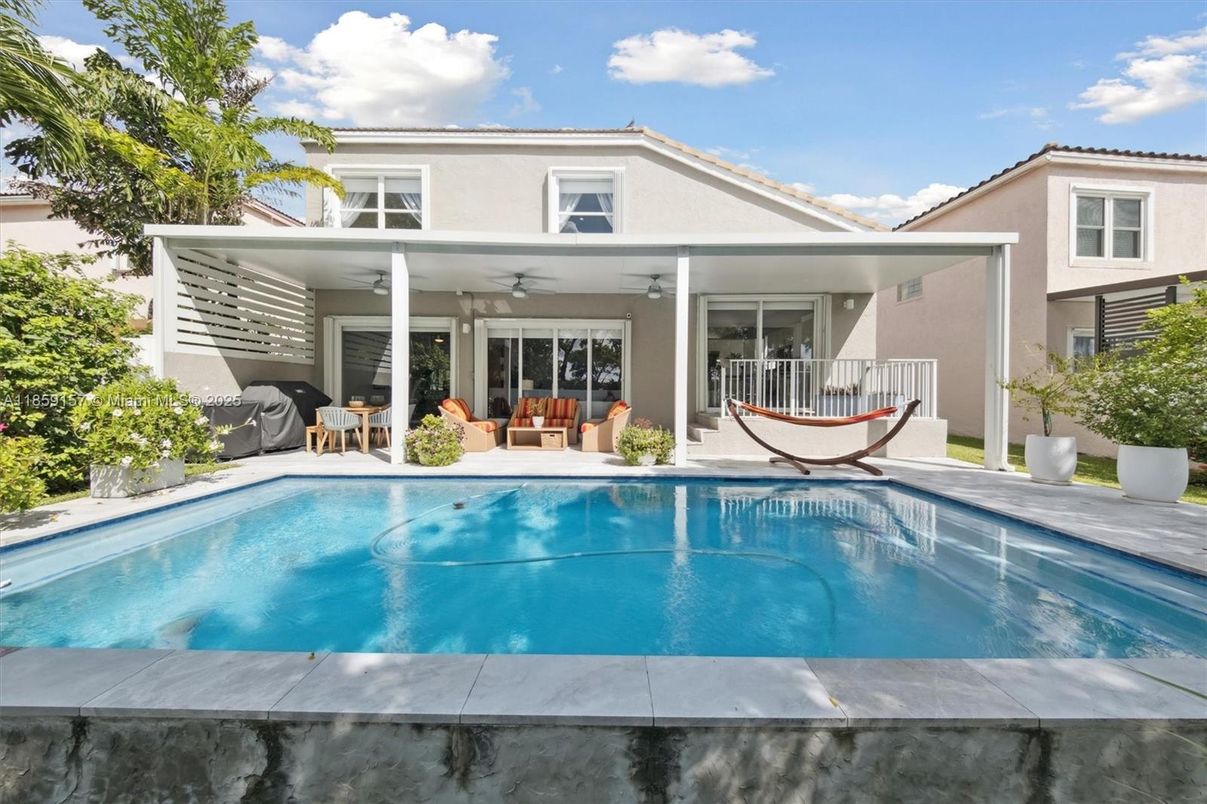 Exterior, Pool