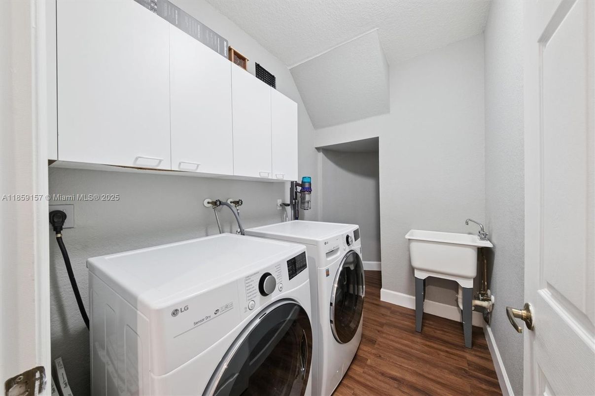 Interior, Washer, Wood Texture Flooring