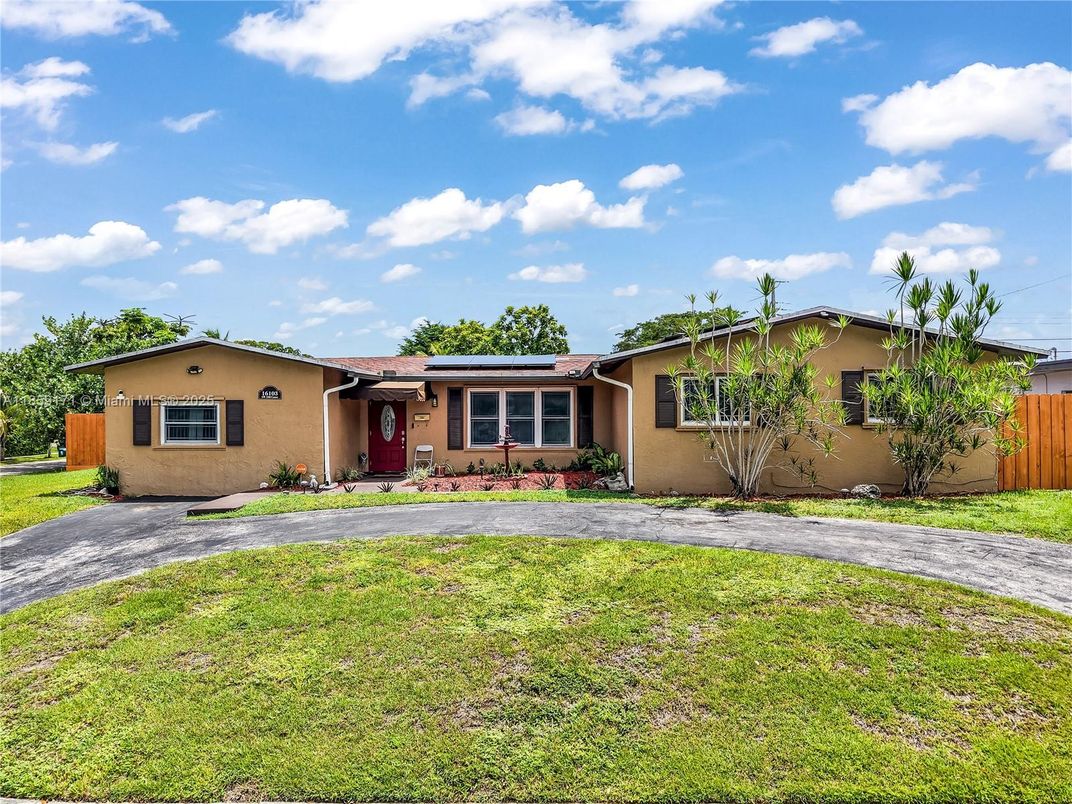 Backyard, Exterior, Facade, Solar Panels, Ranch