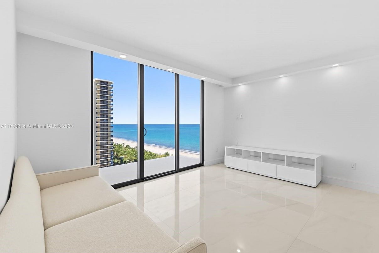 Empty room, Interior, Recessed Lighting, Water