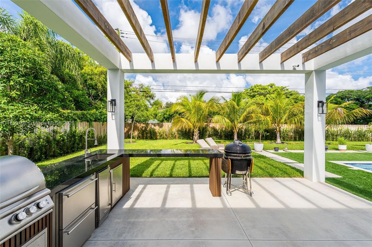 Exterior, Outdoor Kitchen