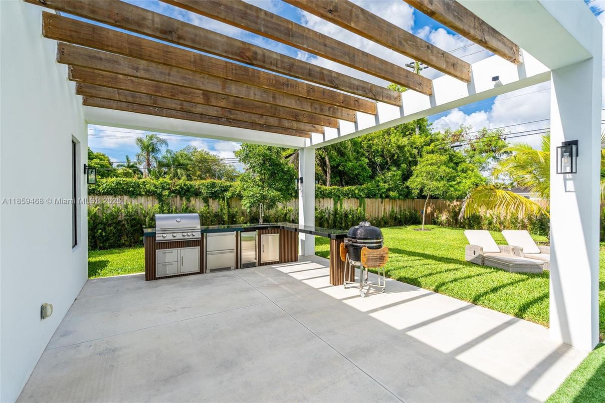 Backyard, Exterior, Outdoor Kitchen