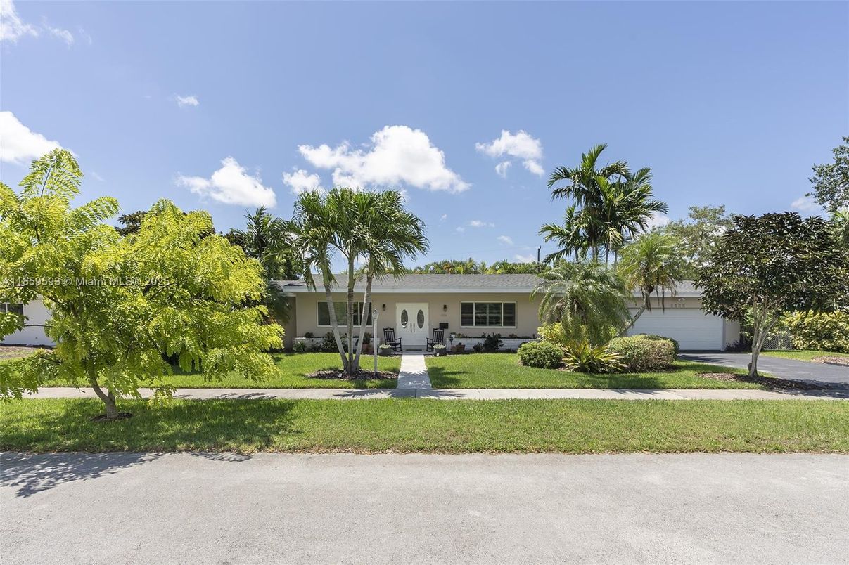 Backyard, Exterior, Facade, Ranch