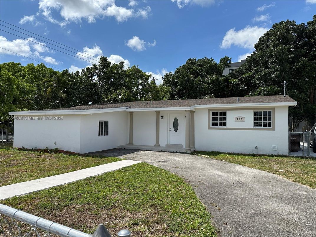 Backyard, Exterior, Facade, Ranch