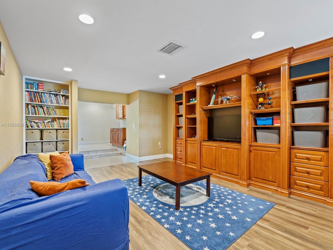 Interior, Recessed Lighting, Wood Texture Flooring