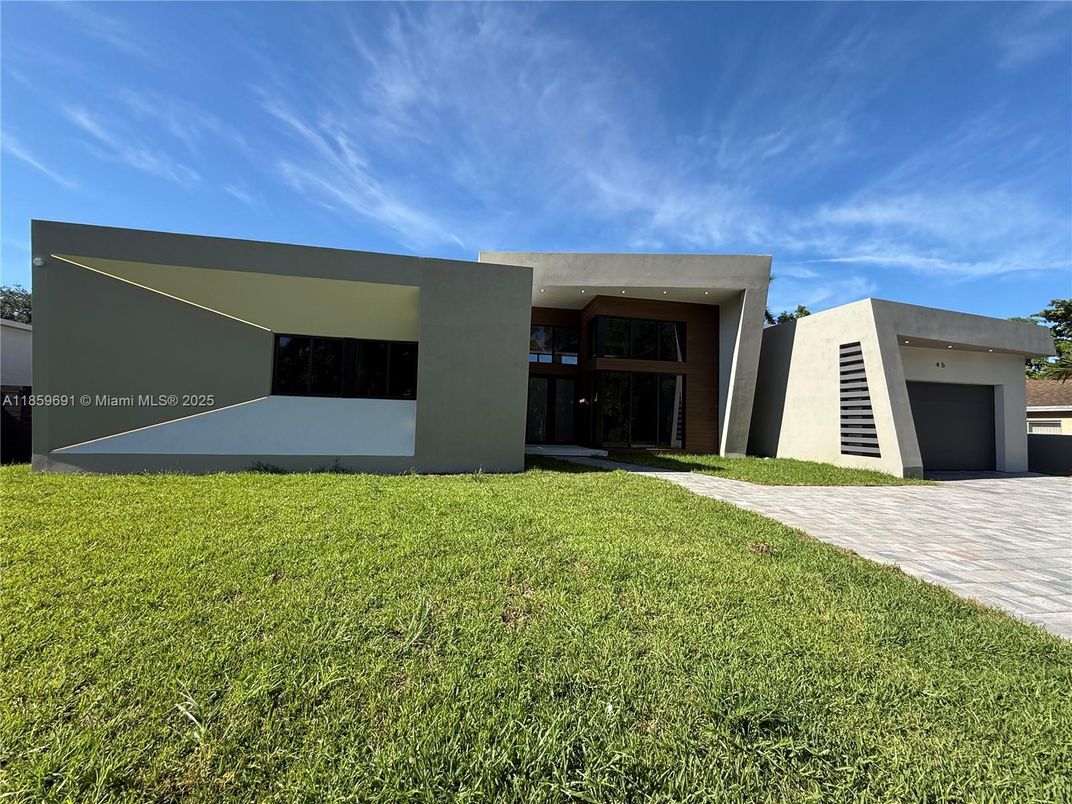 Attached, Backyard, Exterior, Facade, Modern