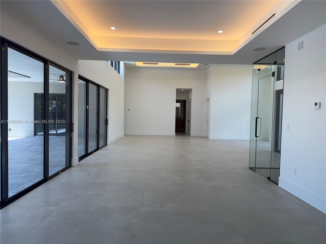 Empty room, Interior, Recessed Lighting
