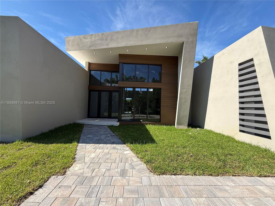 Backyard, Exterior, Facade, Modern
