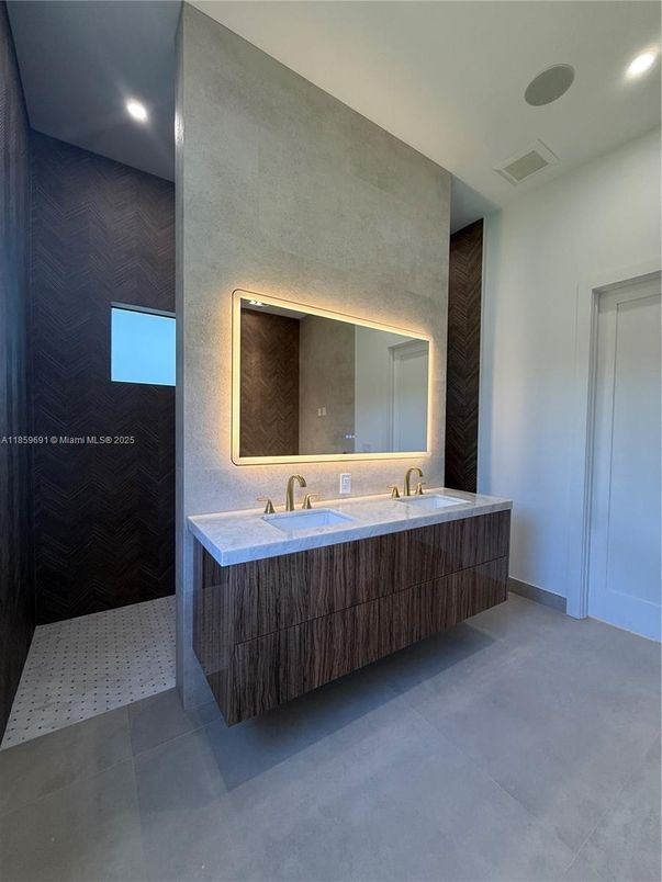 Bathroom, Dual Sink Vanities, Interior, Recessed Lighting