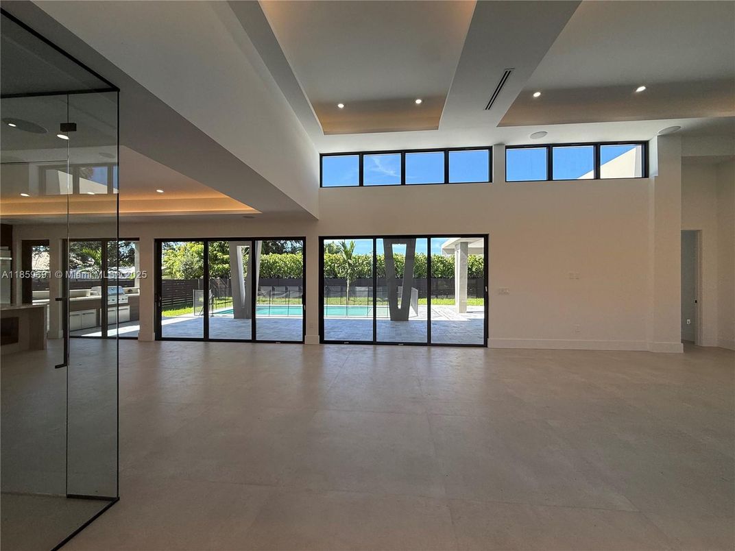 Empty room, Interior, Recessed Lighting