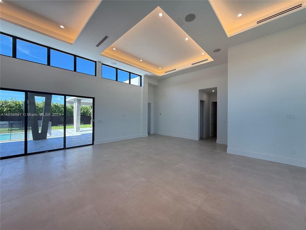 Empty room, Interior, Recessed Lighting