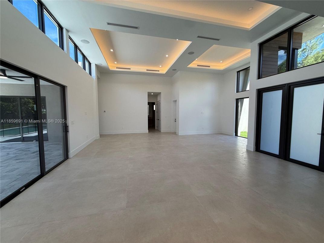 Empty room, Interior, Recessed Lighting