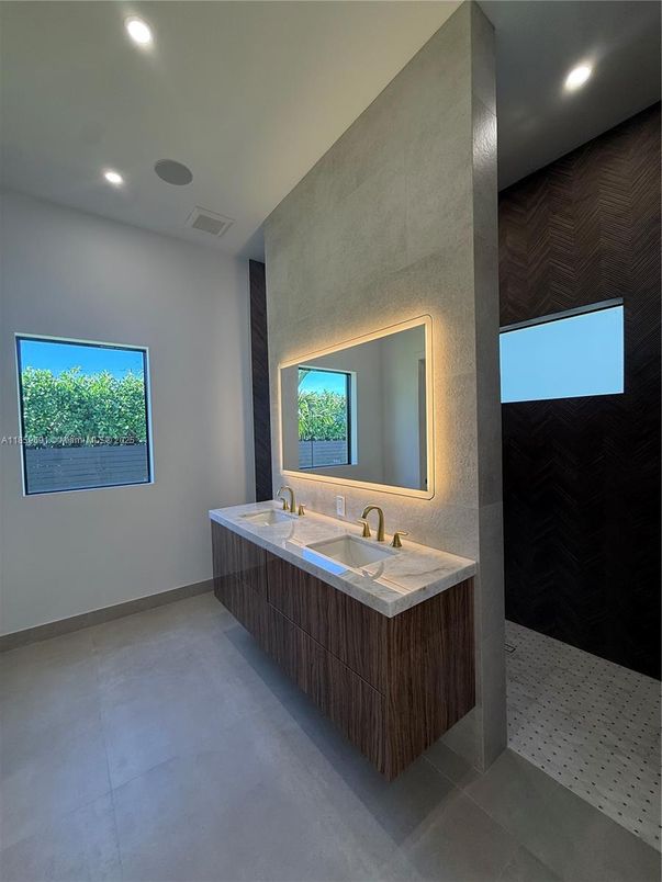 Bathroom, Dual Sink Vanities, Interior, Recessed Lighting