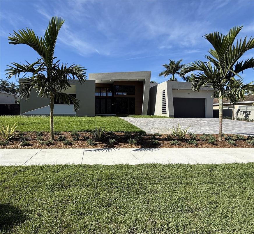 Attached, Backyard, Exterior, Facade, Modern