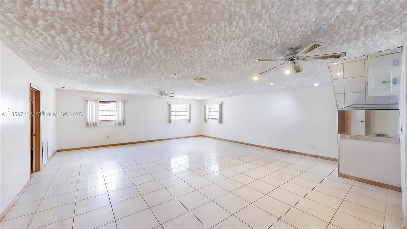Empty room, Interior