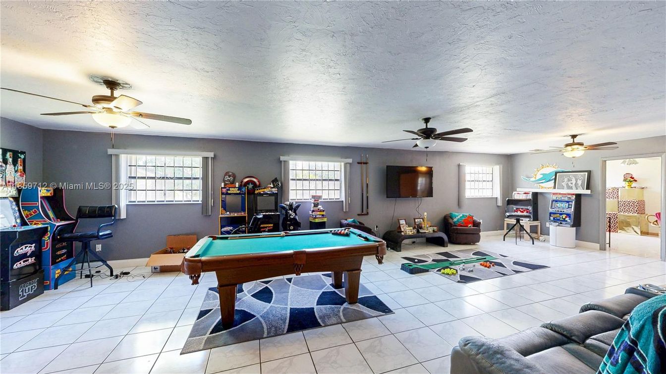 Billiard Table, Game Room, Interior