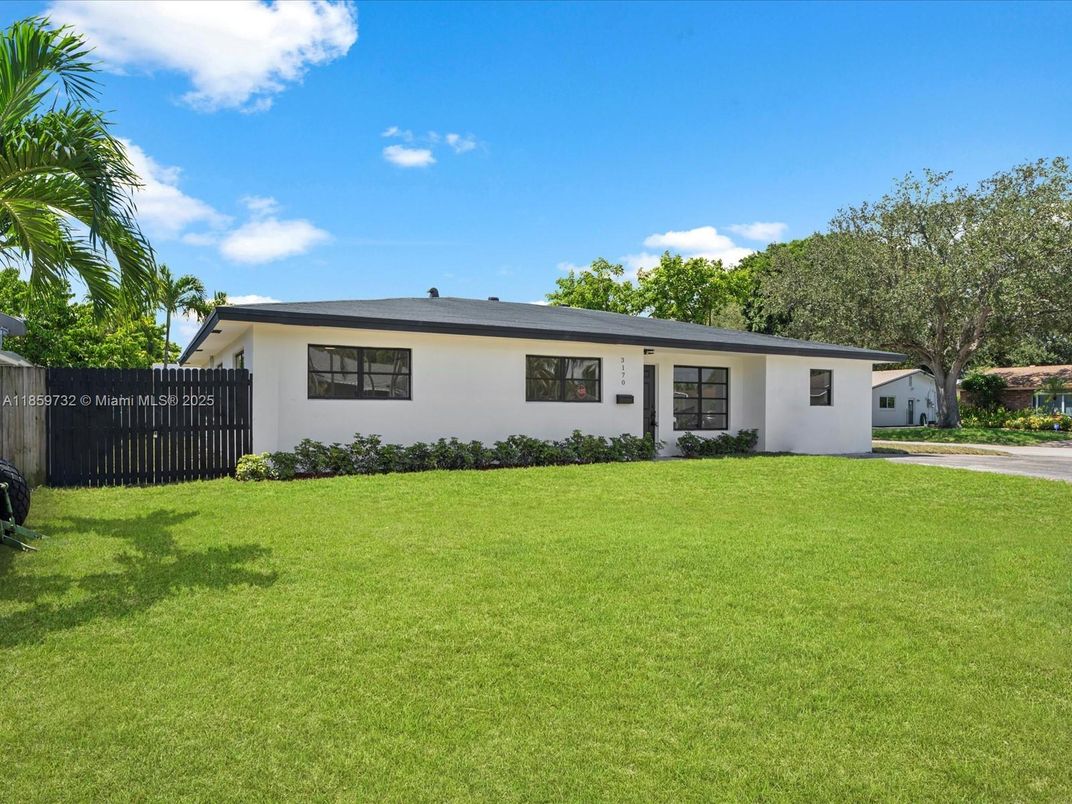 Backyard, Exterior, Facade, Ranch