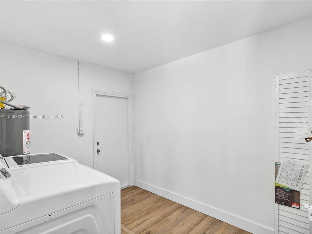 Interior, Recessed Lighting, Washer, Wood Texture Flooring