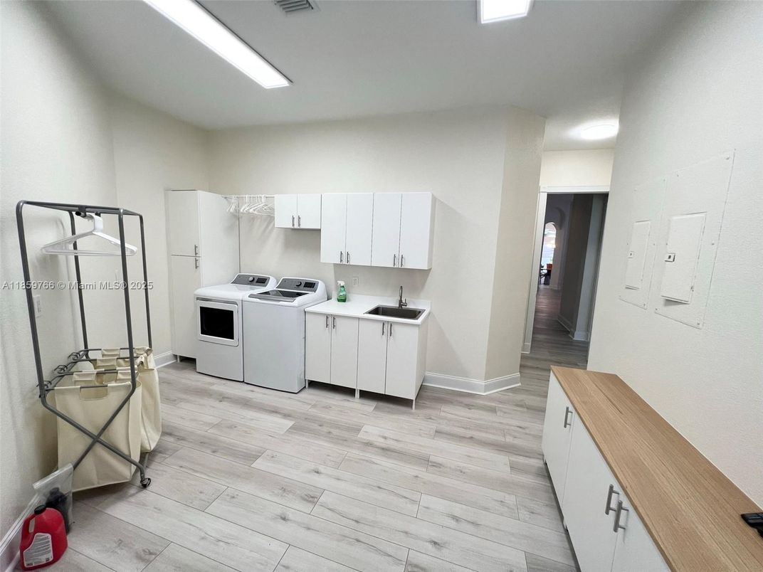 Interior, Washer, Wood Texture Flooring