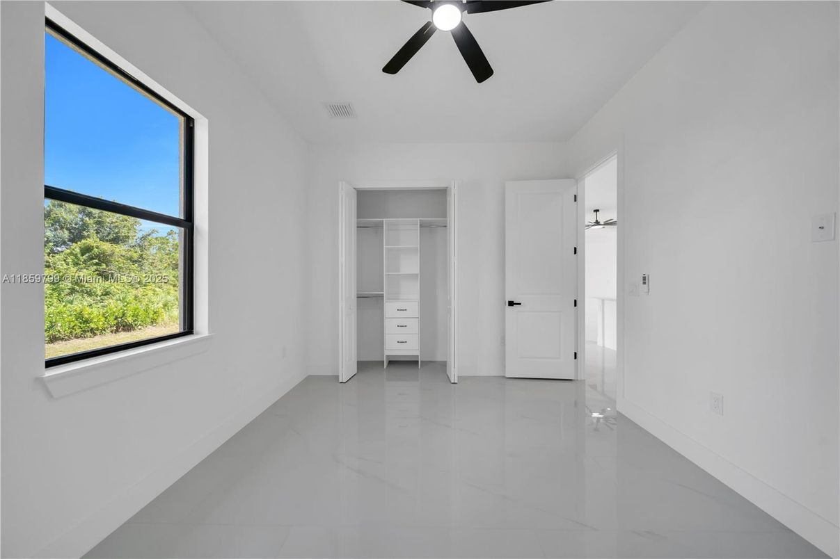 Empty room, Interior