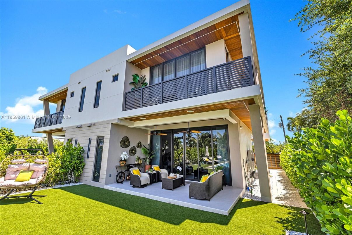 Backyard, Exterior, Facade, Modern