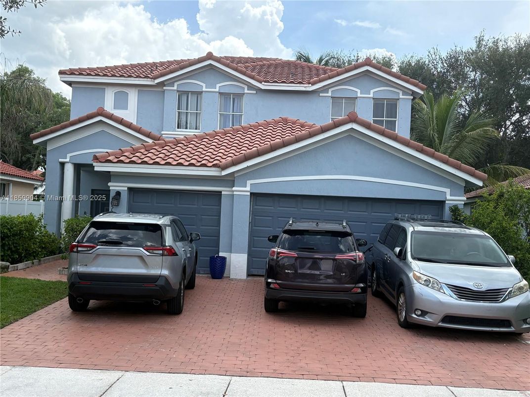 Attached, Exterior, Facade, Mediterranean