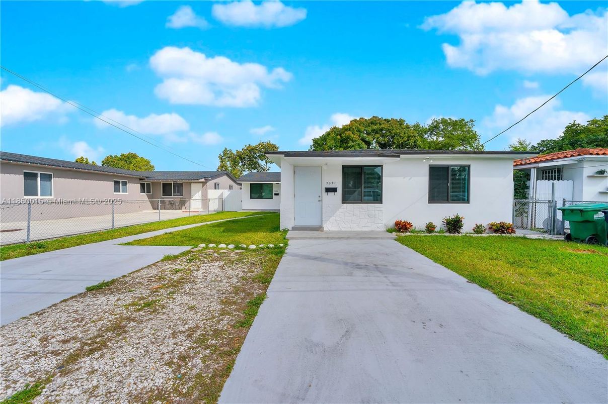 Backyard, Exterior, Facade, Ranch