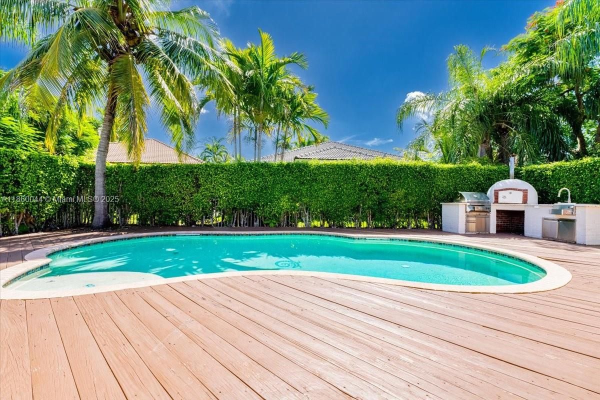 Exterior, Outdoor Kitchen, Pool