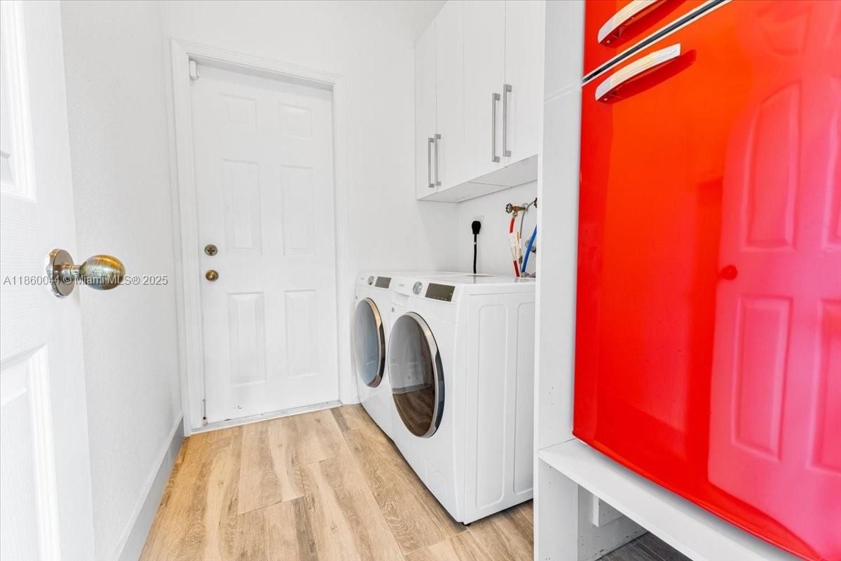 Interior, Washer, Wood Texture Flooring