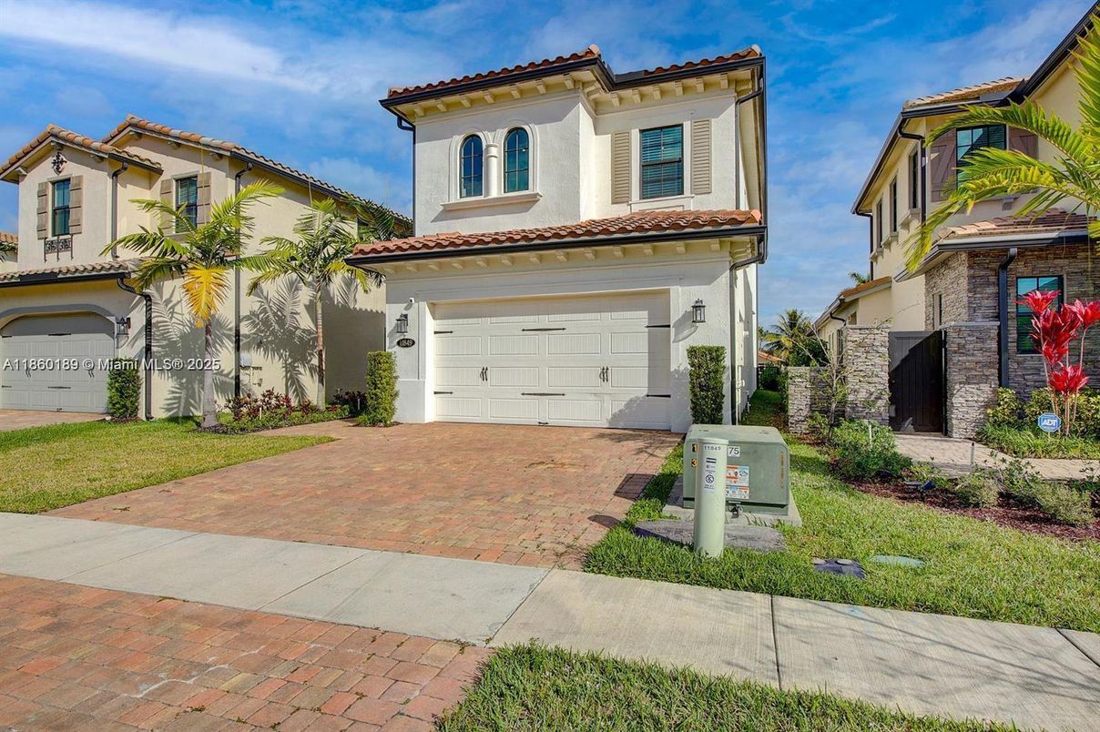 Attached, Exterior, Facade, Mediterranean