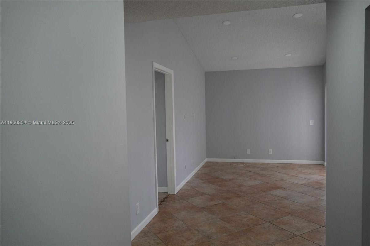 Empty room, Interior, Recessed Lighting