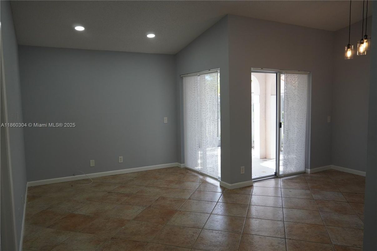 Empty room, Interior, Pendant Lights, Recessed Lighting