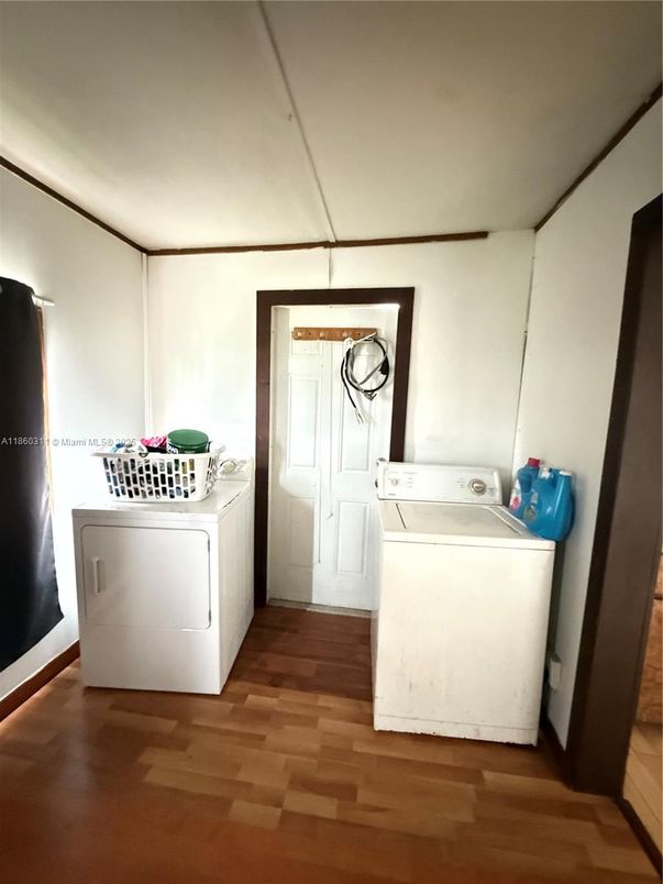 Interior, Utility Closets, Washer, Wood Texture Flooring