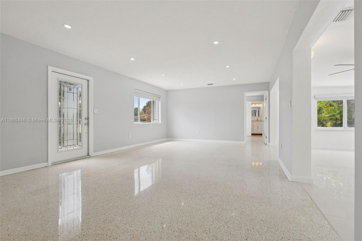 Empty room, Interior, Recessed Lighting