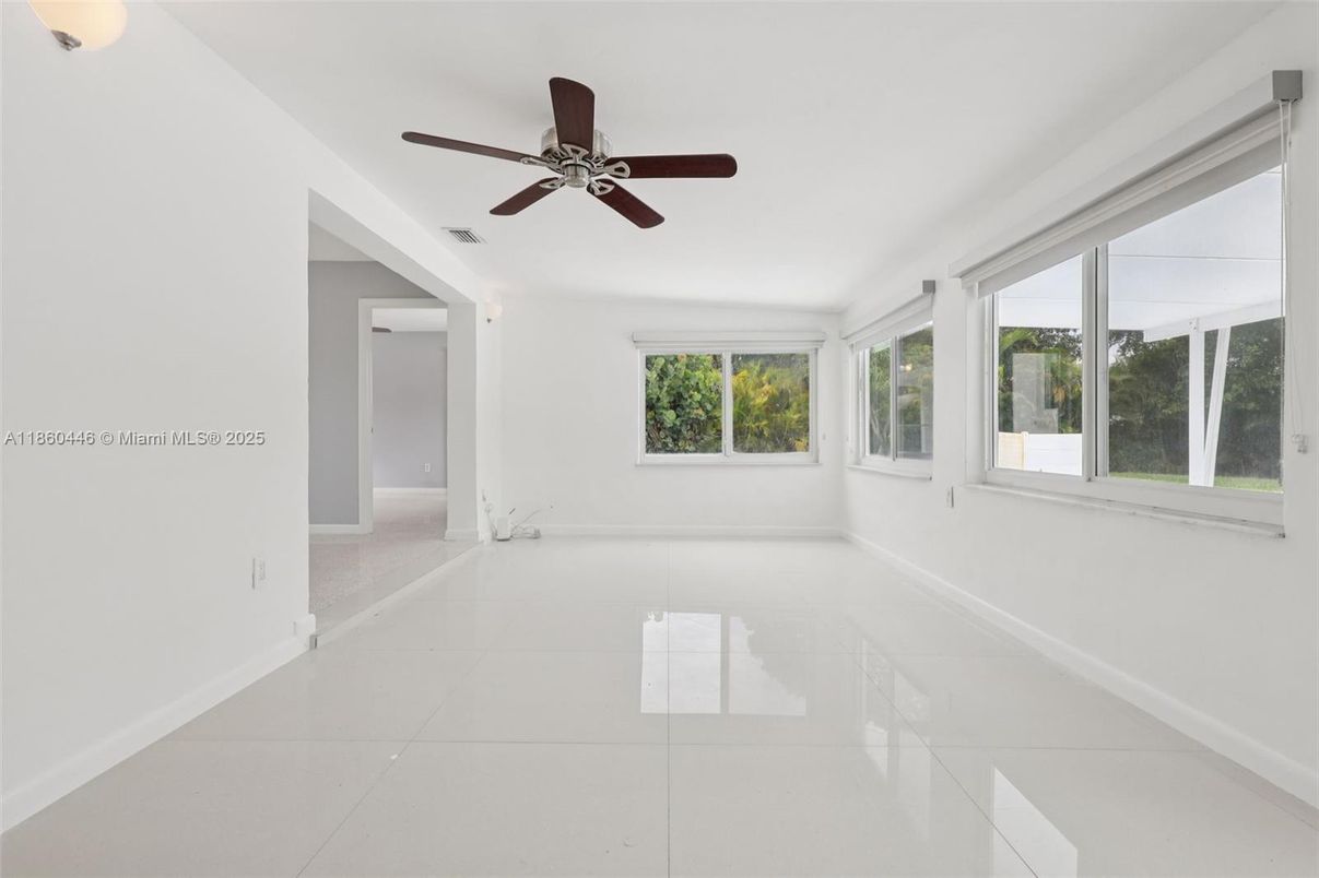 Empty room, Interior