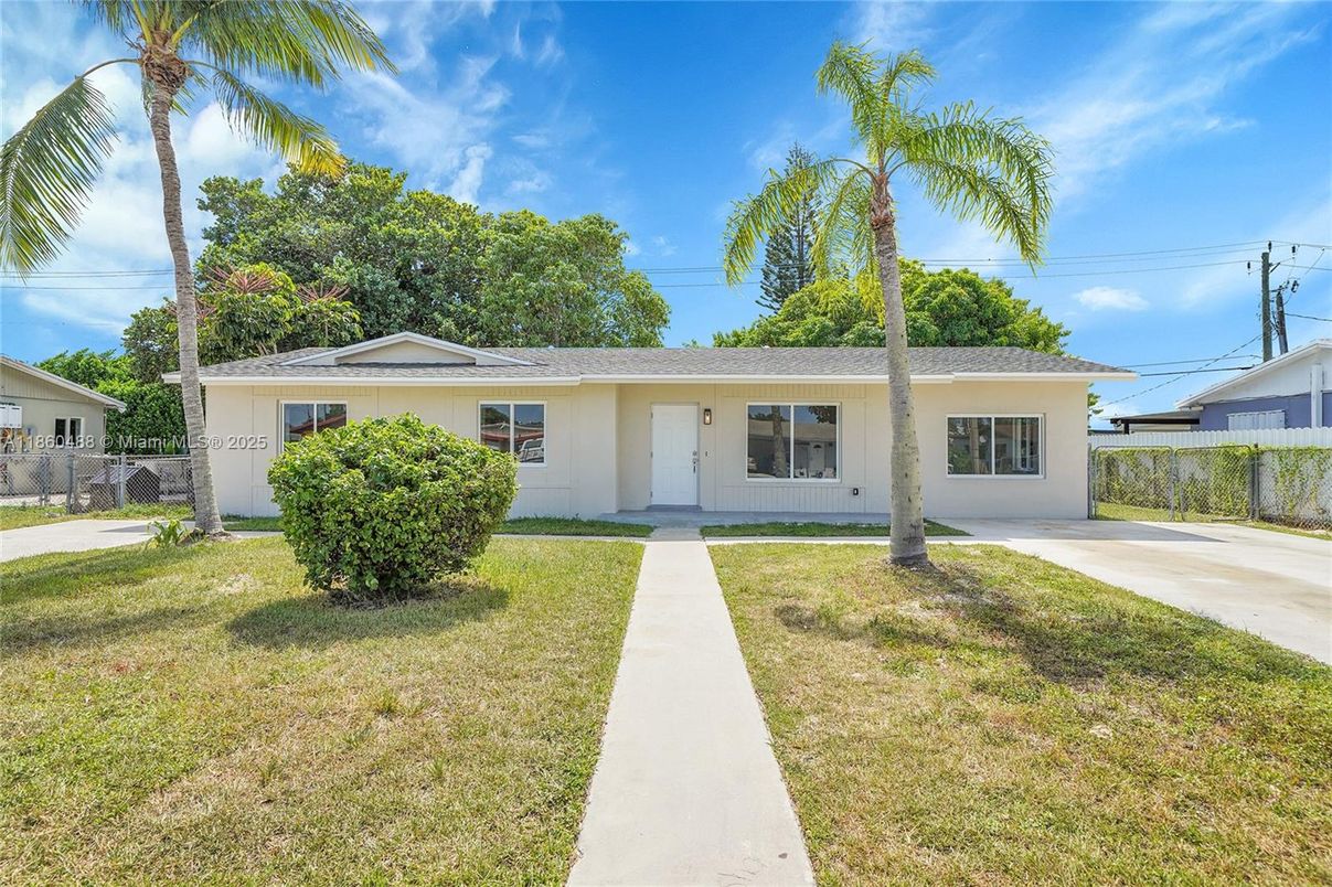 Backyard, Exterior, Facade, Ranch