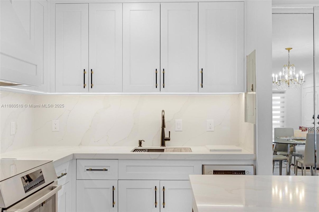 Chandelier, Dining room, Interior, Kitchen, Marble Walls