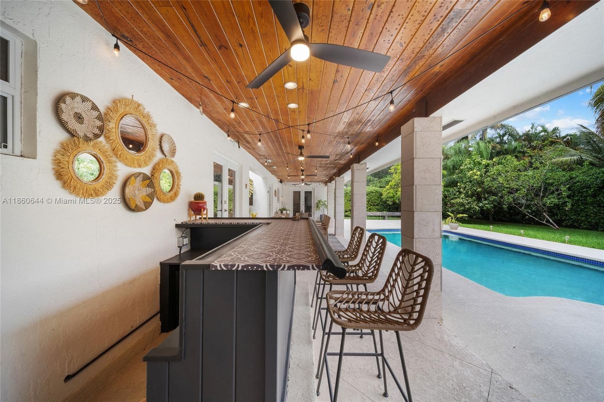 Exterior, Outdoor Kitchen, Pool