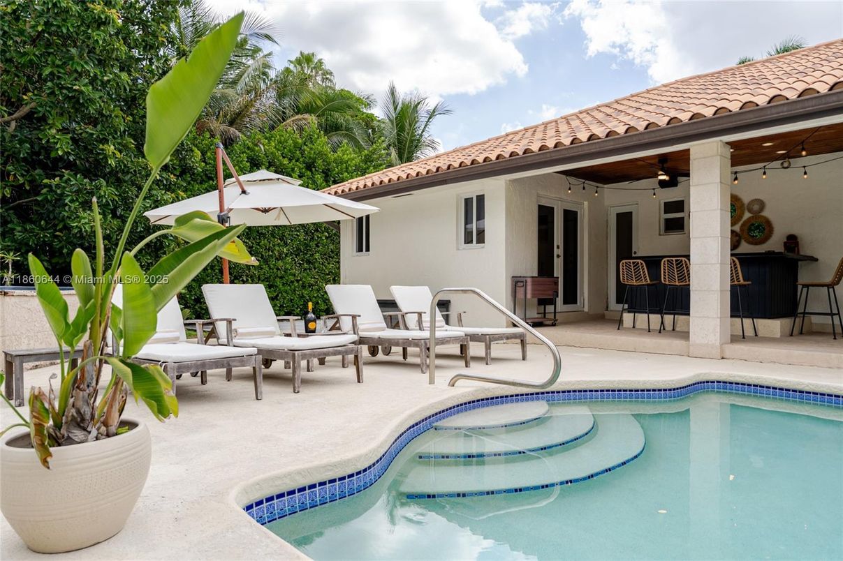Exterior, Pool