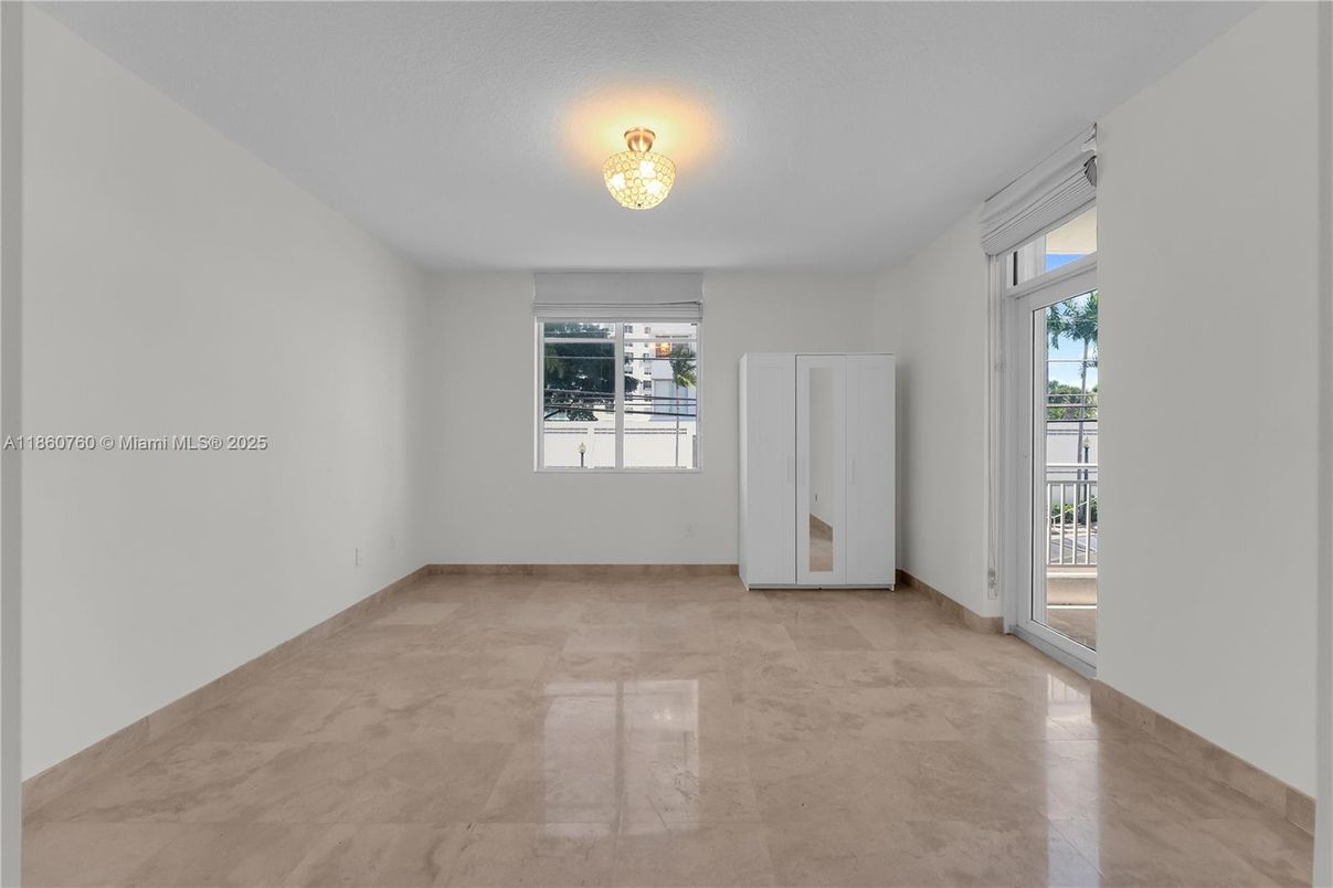 Empty room, Interior