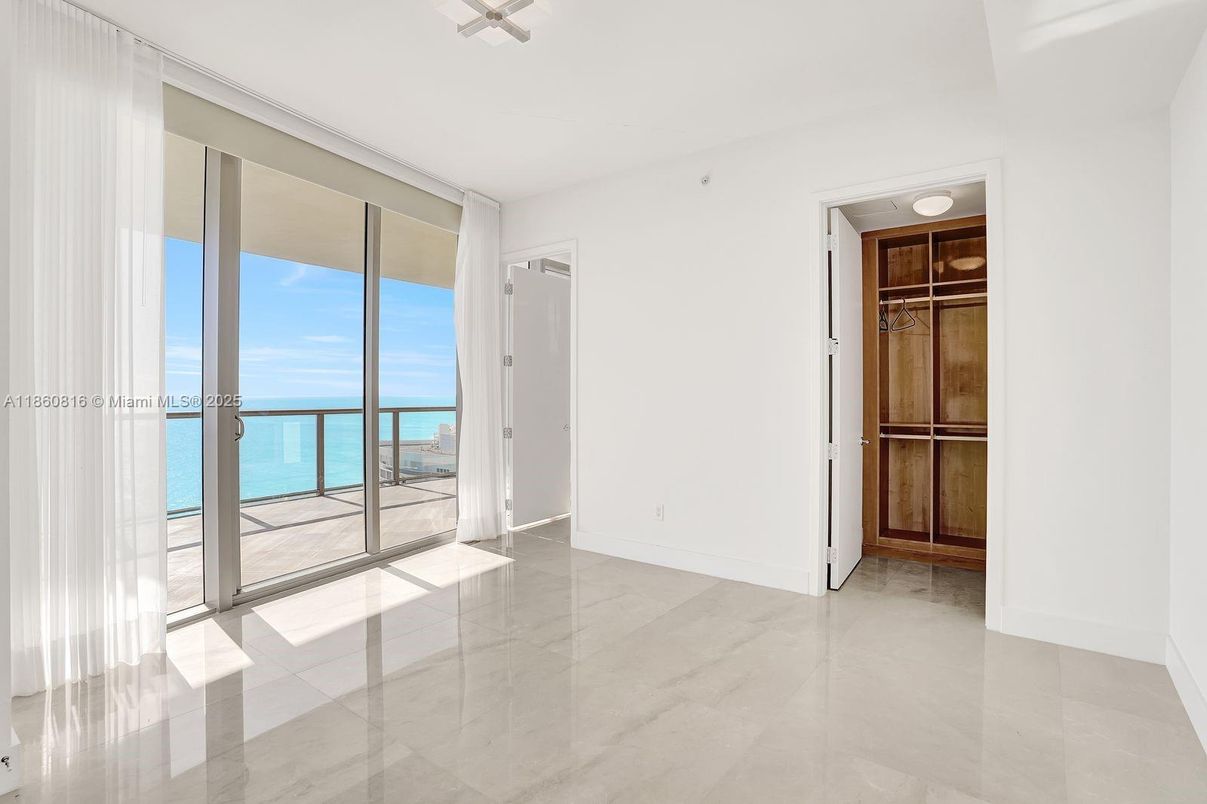 Empty room, Interior, Water