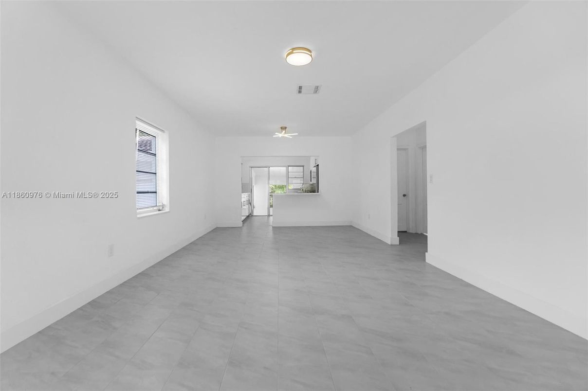 Empty room, Interior
